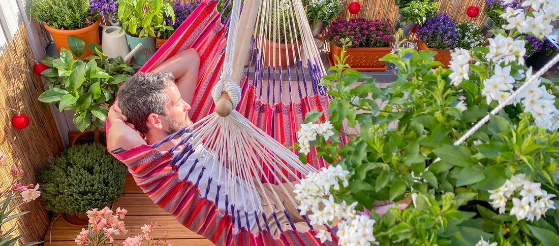 Sehnsuchtsmomente auf dem Balkon: Der Hängesessel als platzsparende Alternative zur Hängematte